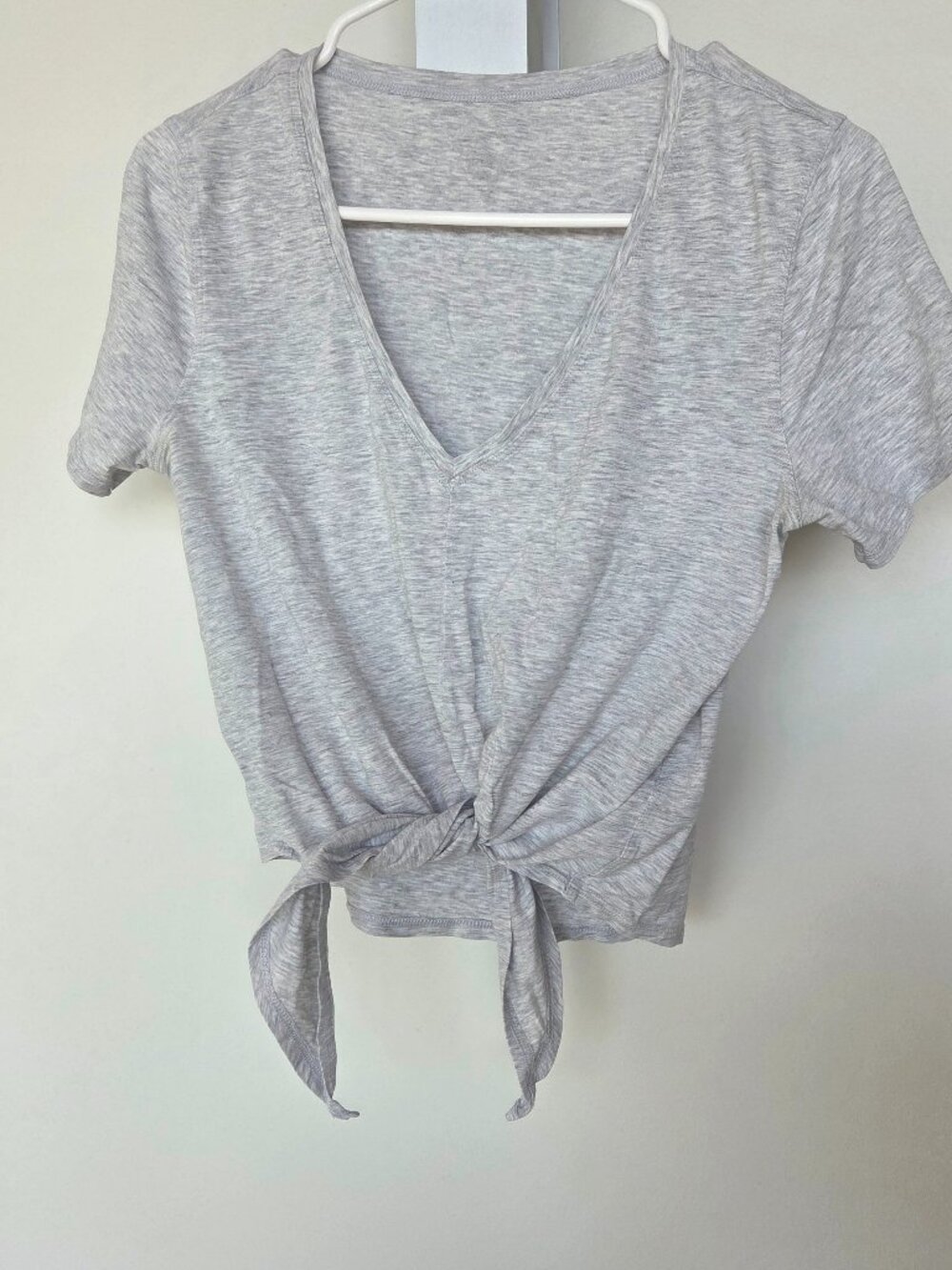 Lululemon Womens Gray V-Neck Short Sleeve Knit Tie Front T-Shirt Top Size 6